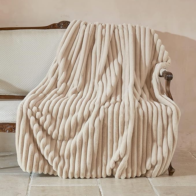 Amélie Home Faux Fur Throw Blanket by Am%C3%A9lieHome