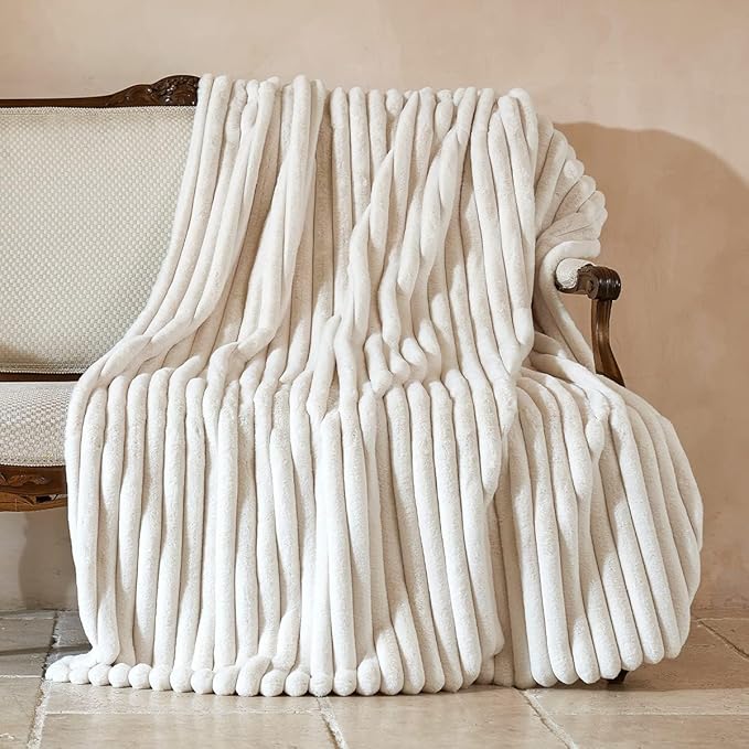 Amélie Home Faux Fur Throw Blanket by Am%C3%A9lieHome