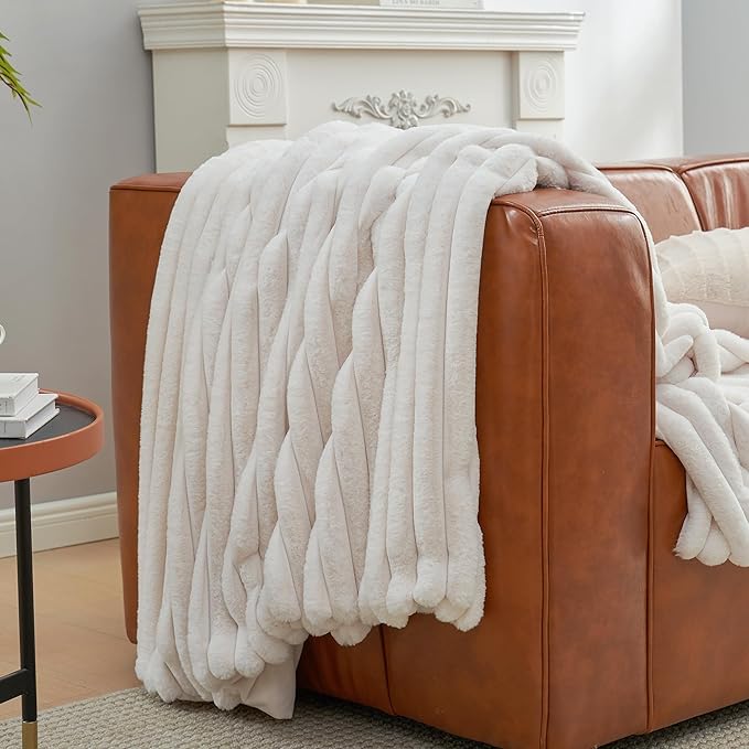 Amélie Home Faux Fur Throw Blanket - Image 4