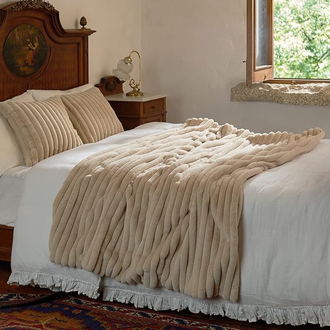Amélie Home Faux Fur Throw Blanket - Image 9