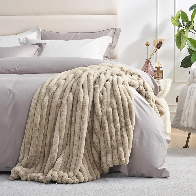 Amélie Home Faux Fur Throw Blanket - Image 4