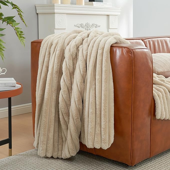 Amélie Home Faux Fur Throw Blanket - Image 9
