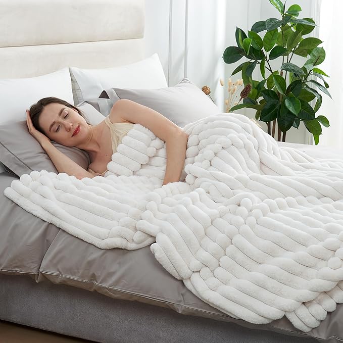 Amélie Home Faux Fur Throw Blanket - Image 4
