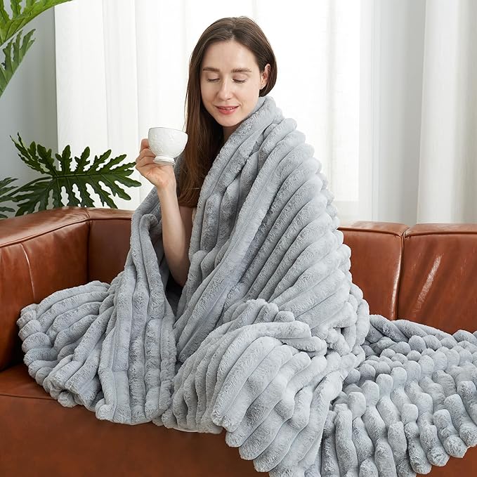 Amélie Home Faux Fur Throw Blanket - Image 7