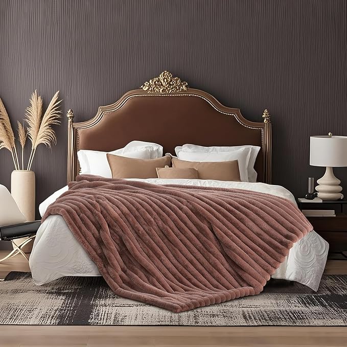 Amélie Home Faux Fur Throw Blanket by Am%C3%A9lieHome