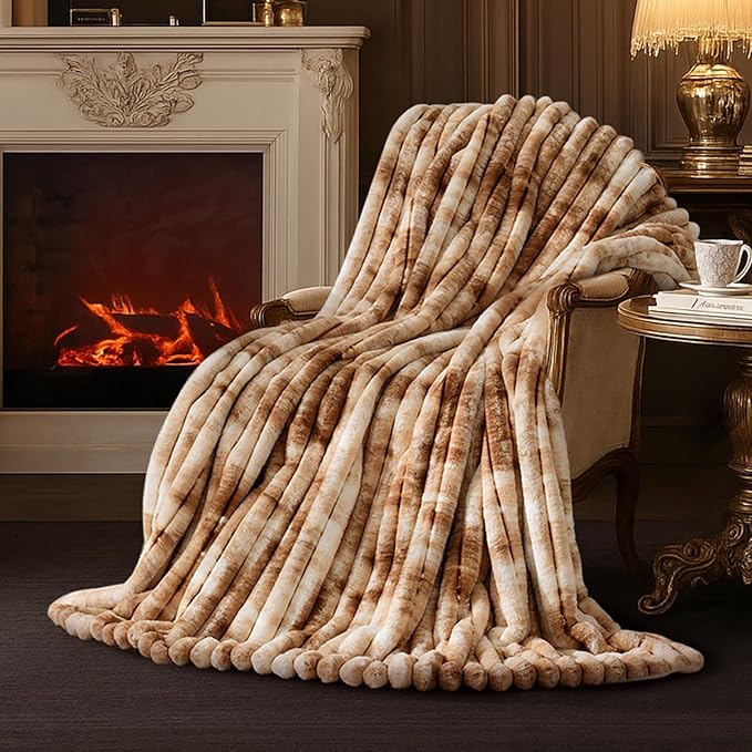 Amélie Home Faux Fur Throw Blanket by Am%C3%A9lieHome