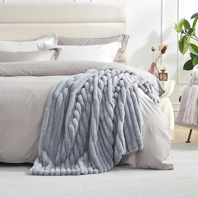 Amélie Home Faux Fur Throw Blanket - Image 3
