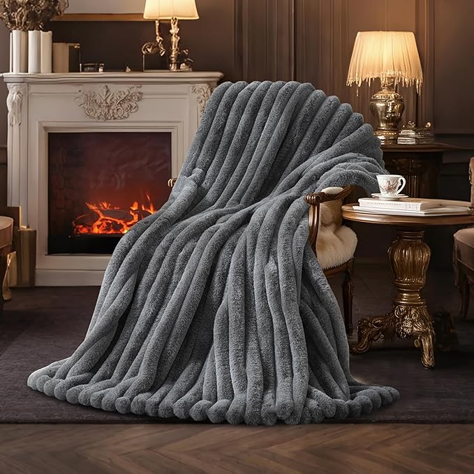 Amélie Home Faux Fur Throw Blanket by Am%C3%A9lieHome