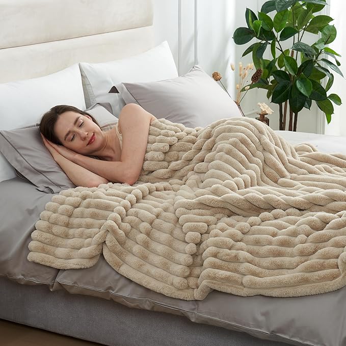 Amélie Home Faux Fur Throw Blanket - Image 5
