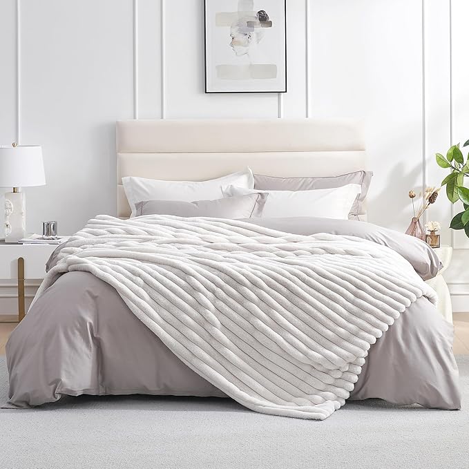Amélie Home Faux Fur Throw Blanket by Am%C3%A9lieHome