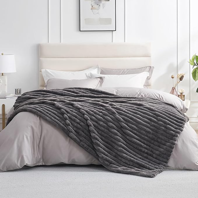 Amélie Home Faux Fur Throw Blanket by Am%C3%A9lieHome