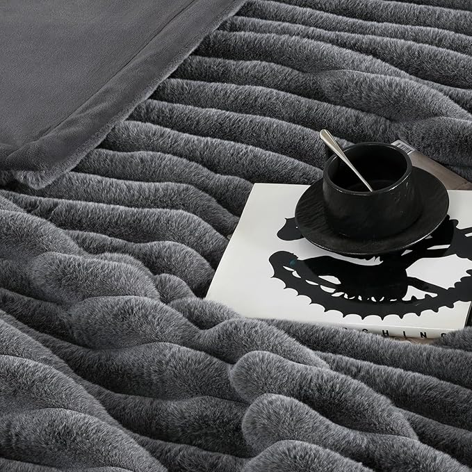 Amélie Home Faux Fur Throw Blanket - Image 5