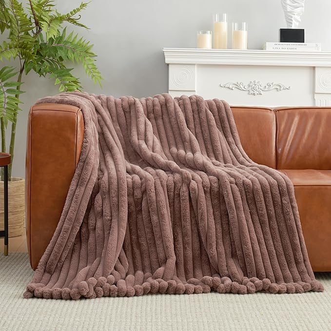 Amélie Home Faux Fur Throw Blanket by Am%C3%A9lieHome