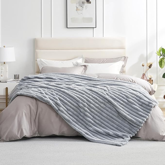 Amélie Home Faux Fur Throw Blanket by Am%C3%A9lieHome