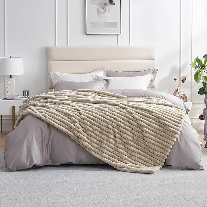 Amélie Home Faux Fur Throw Blanket by Am%C3%A9lieHome