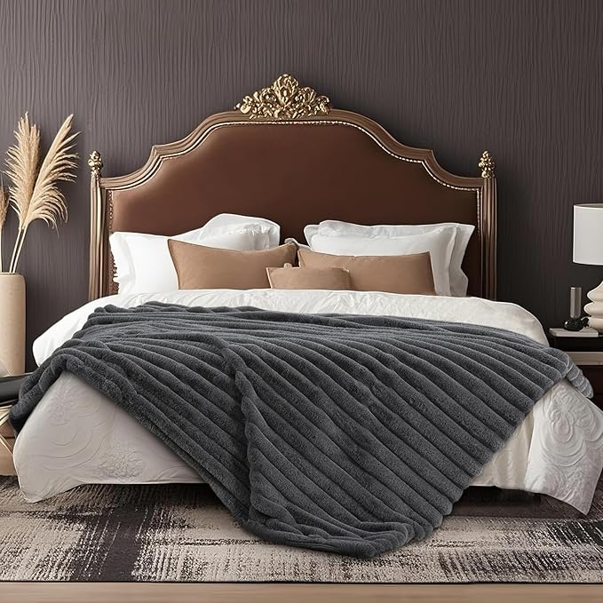 Amélie Home Faux Fur Throw Blanket by Am%C3%A9lieHome