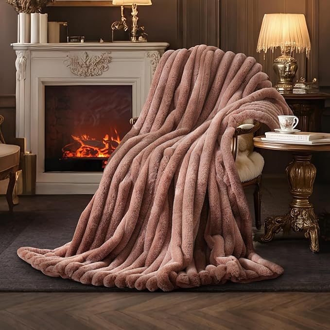 Amélie Home Faux Fur Throw Blanket by Am%C3%A9lieHome