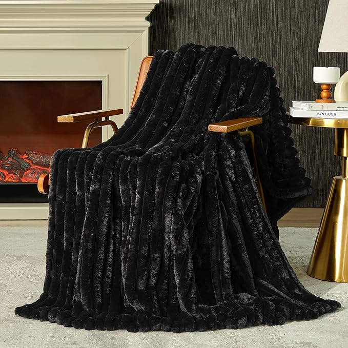 Amélie Home Faux Fur Throw Blanket by Am%C3%A9lieHome