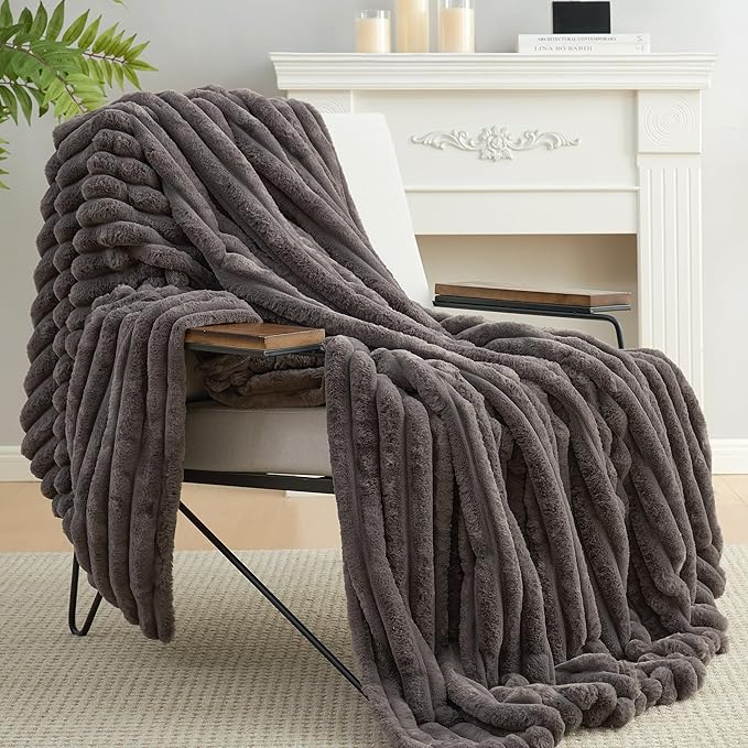 Amélie Home Faux Fur Throw Blanket - Image 5
