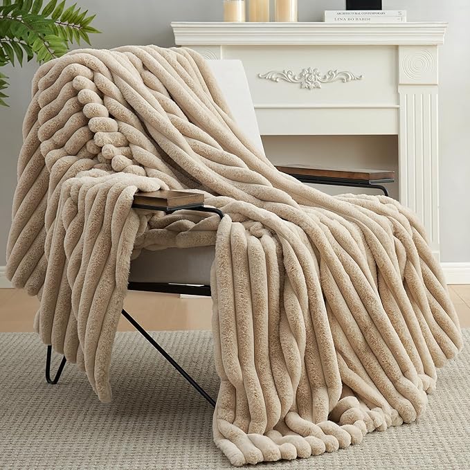 Amélie Home Faux Fur Throw Blanket - Image 4